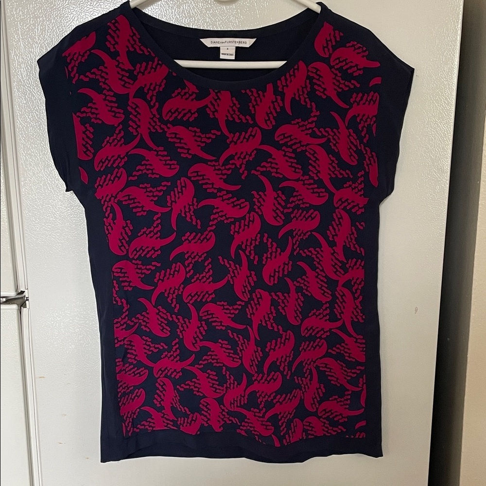 Diane Von Furstenberg Size 4 100% Silk Navy and Pink Blouse‎